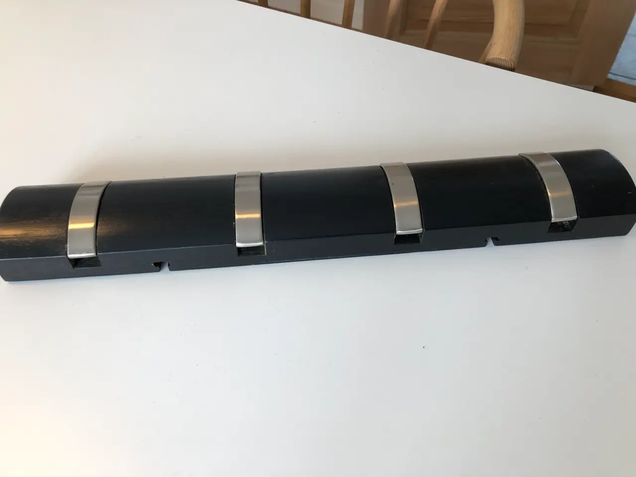 Billede 3 - Knagerække i sort med 4 knager fra Cado