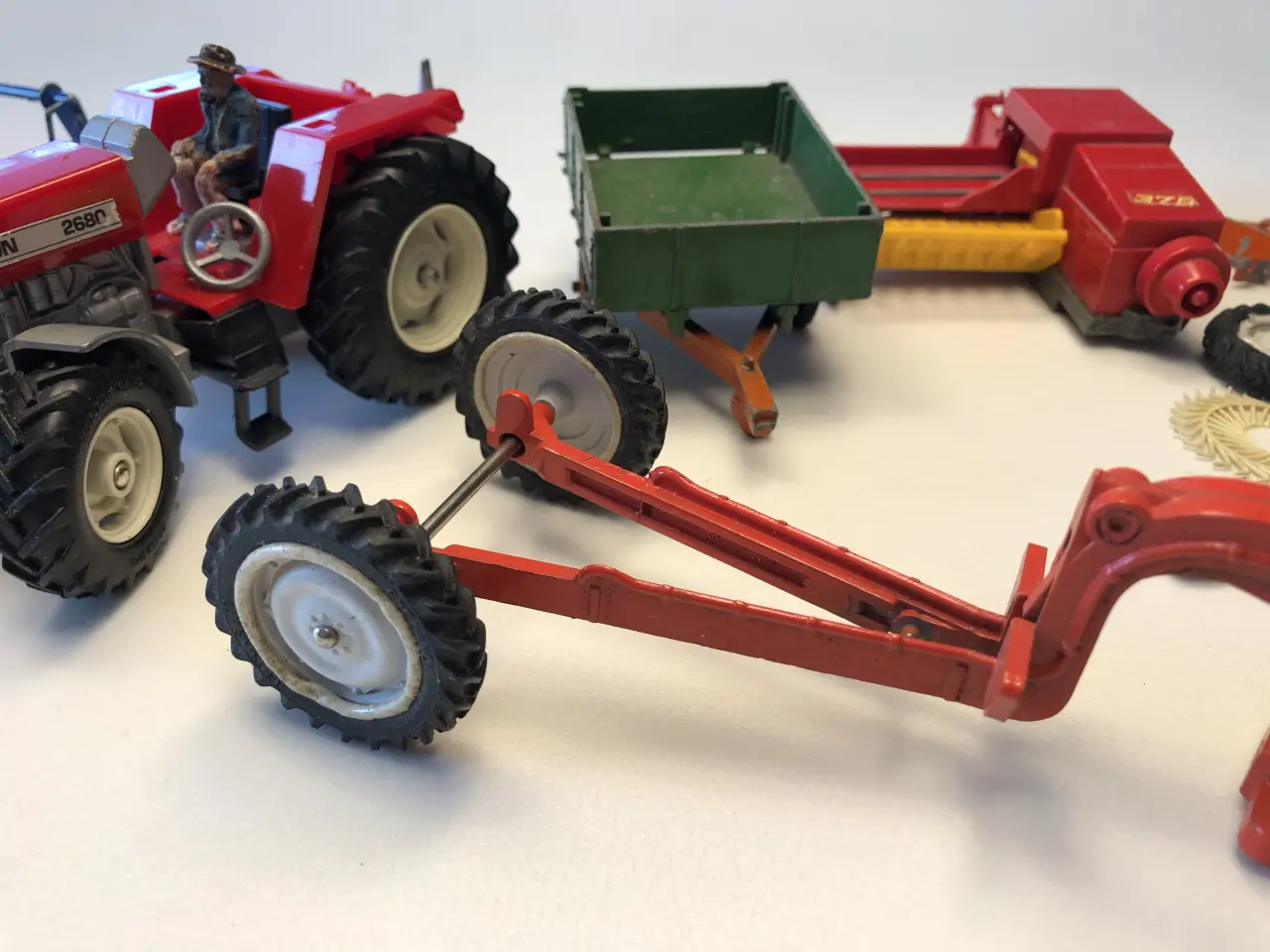 Billede 3 - BRITAINS...TRAKTOR og REDSKABER