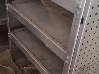 Bilindretning - reoler