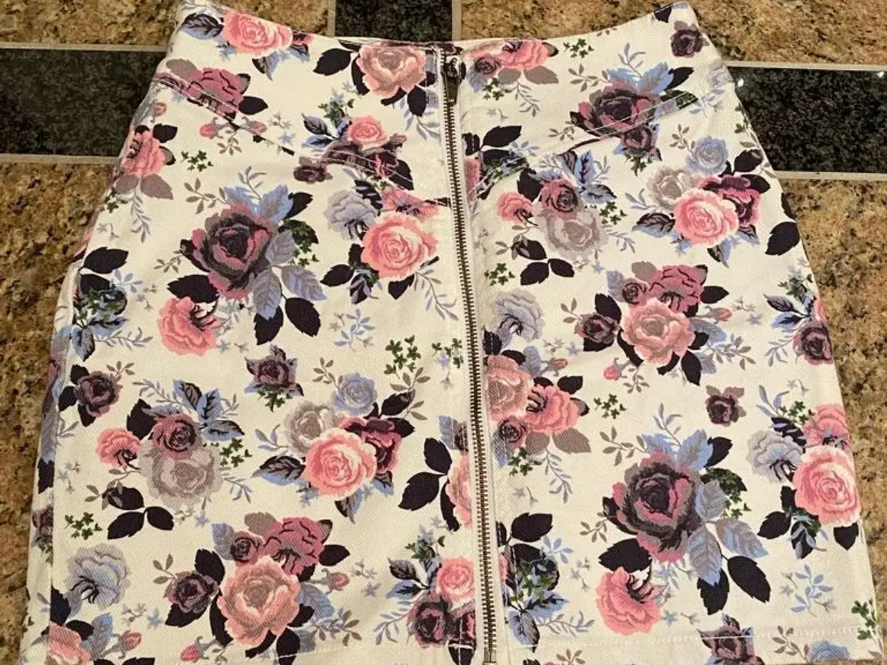 Billede 3 - Smuk blomster nederdel str 34