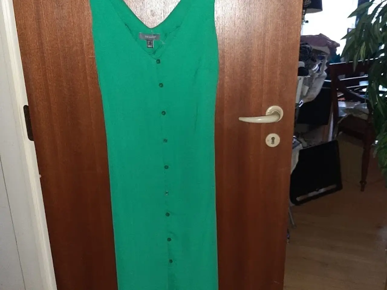 Billede 4 - kjole i flot Grøn. str:40/42. gennem knappet