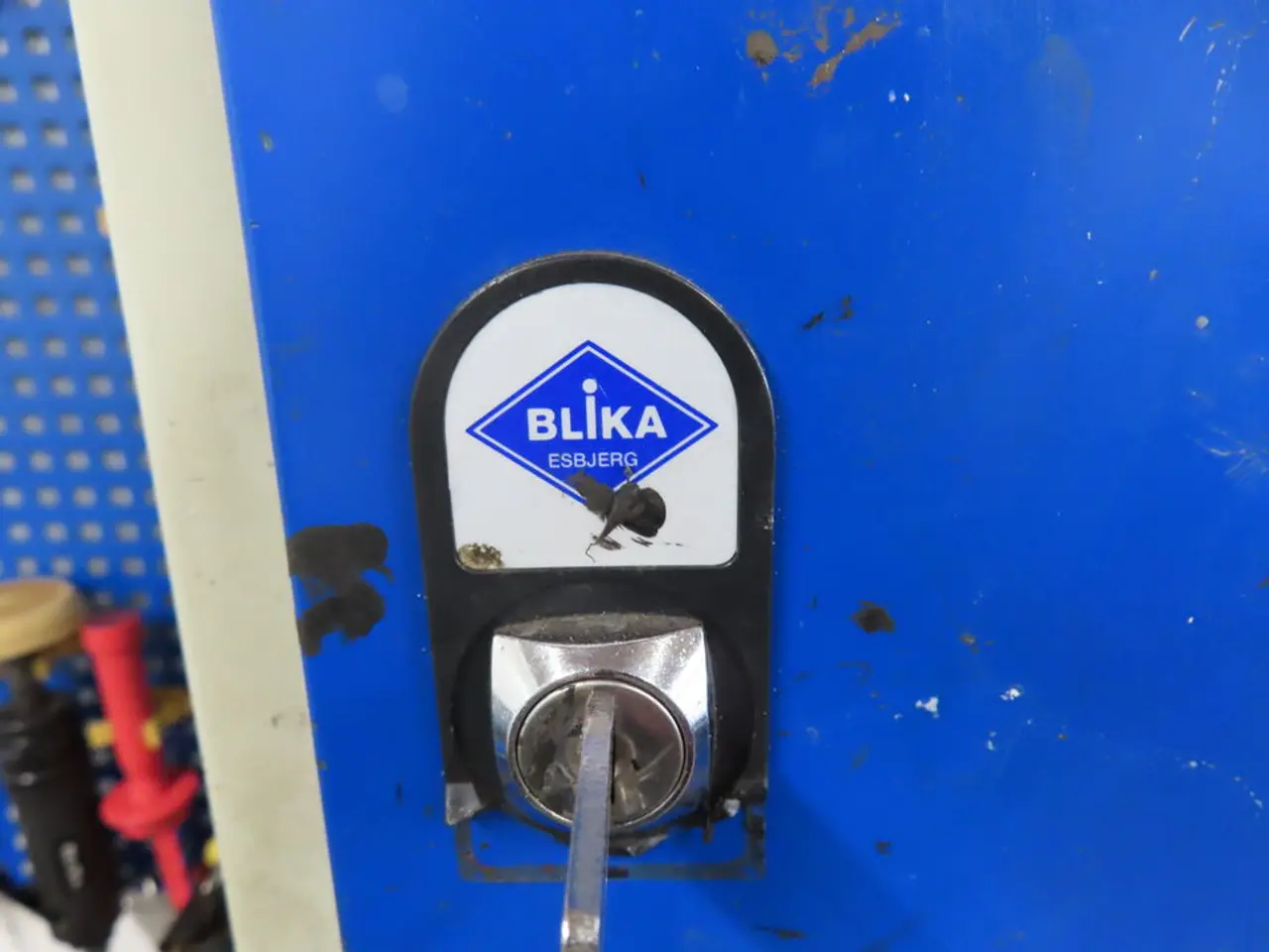 Billede 2 - Værkstedsskab med indhold BLIKA