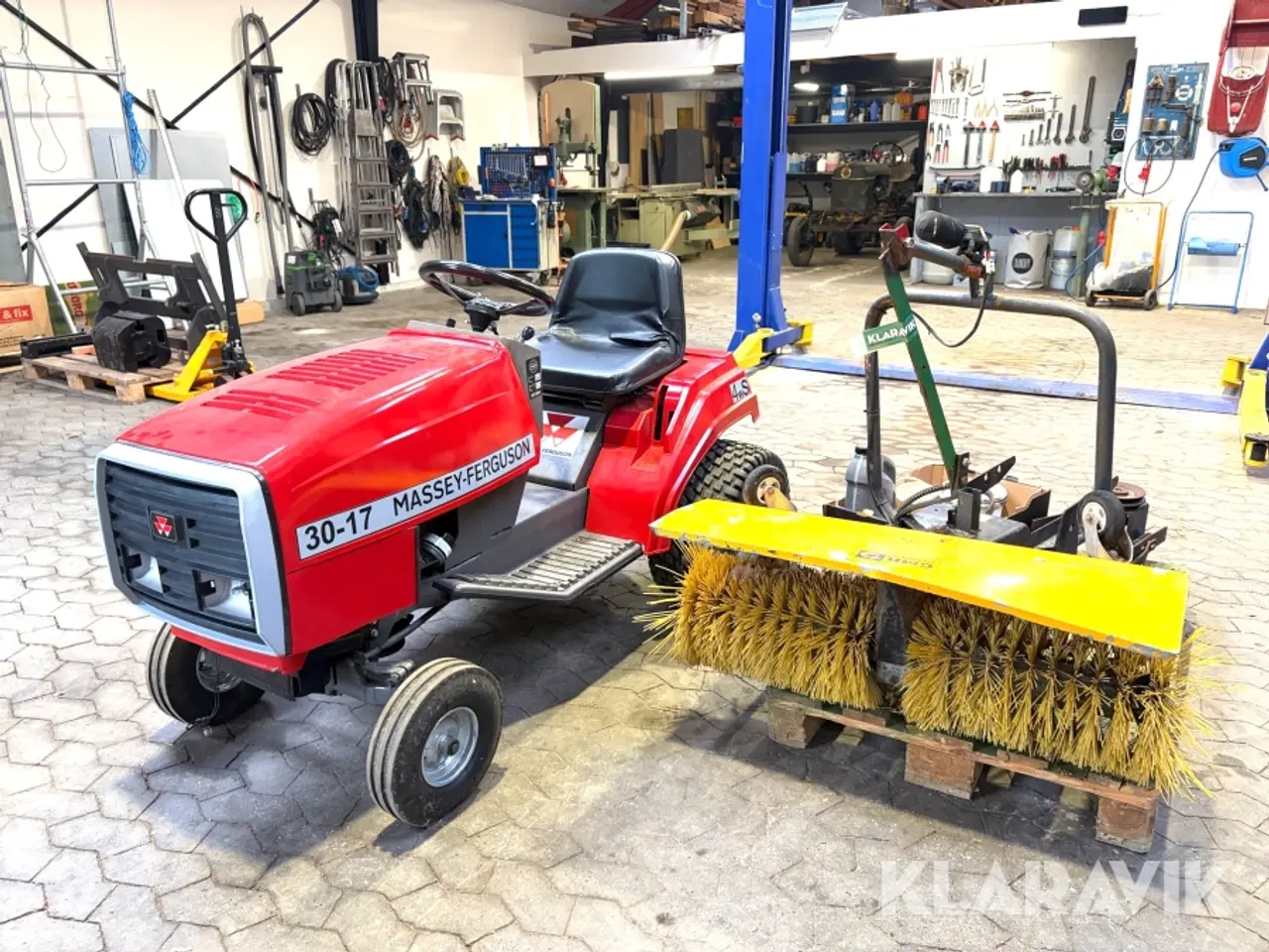 Billede 1 - Redskabsbærer Massey-Ferguson 30-17 med kost