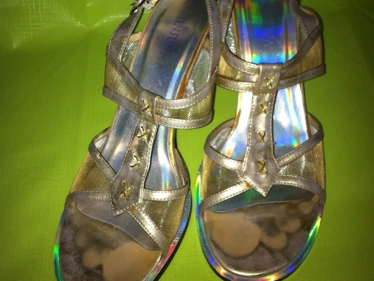 Billede 3 - Elegante Guld stiletter, Str: 40; 20kr