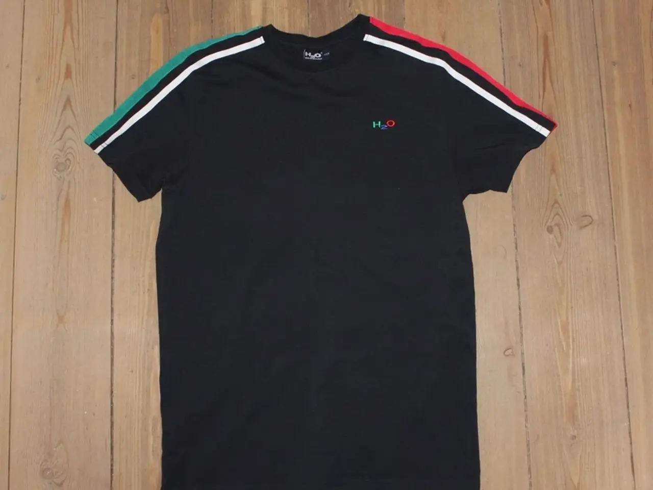 Billede 3 - Fin t-shirt fra H2O i str XXS