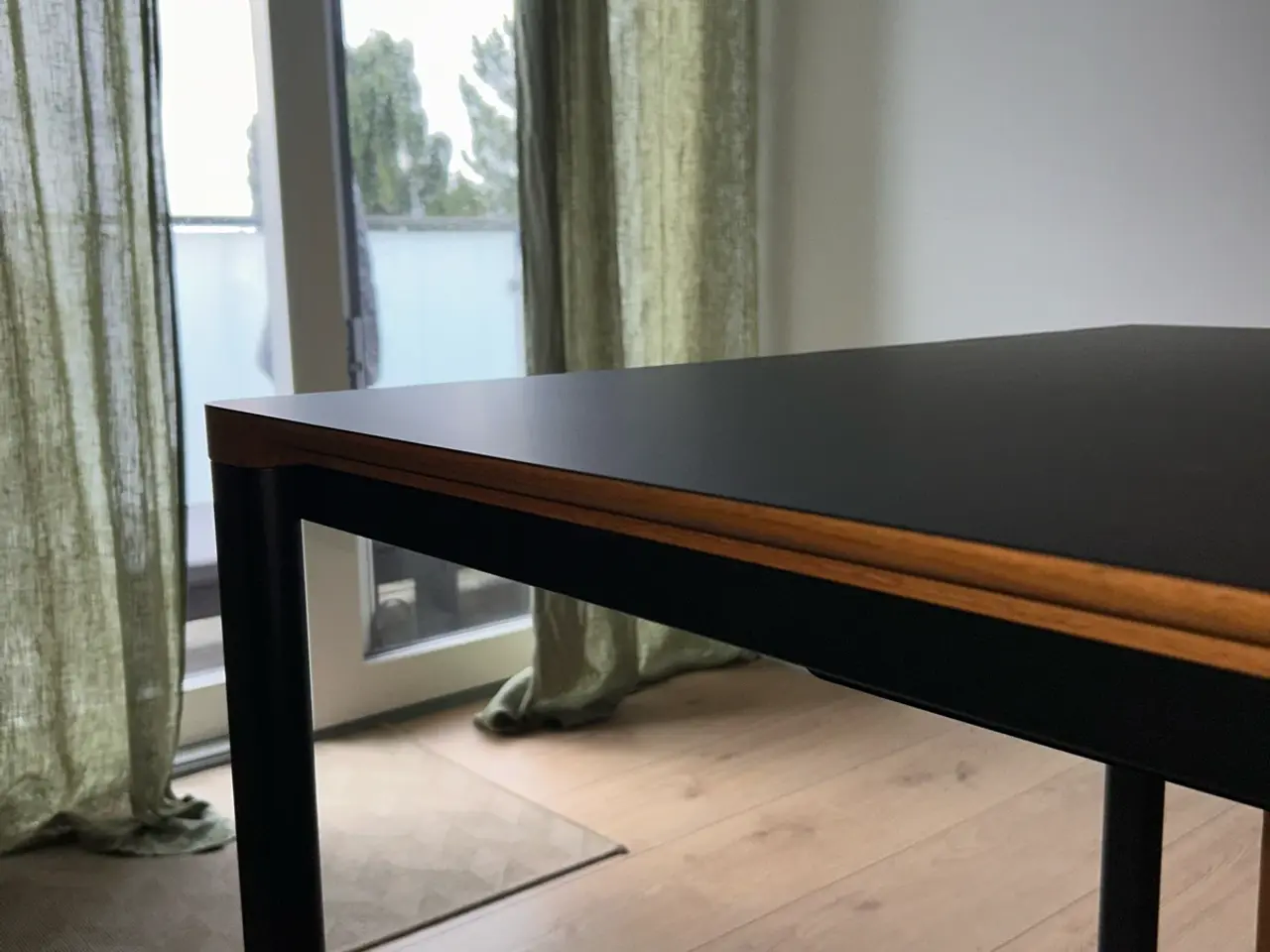 Billede 5 - Spisebord i egetræ og sort laminat