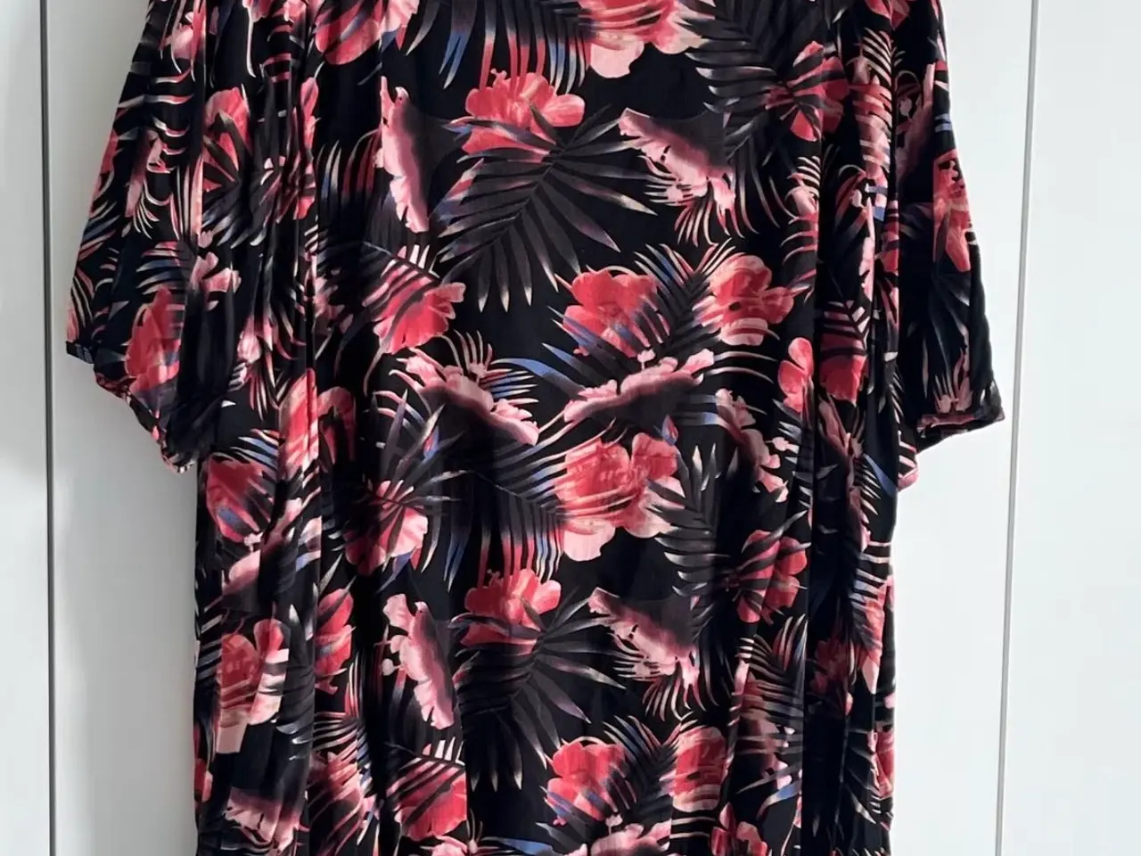 Billede 2 - Blomstret t-shirt fra Studio Clothing