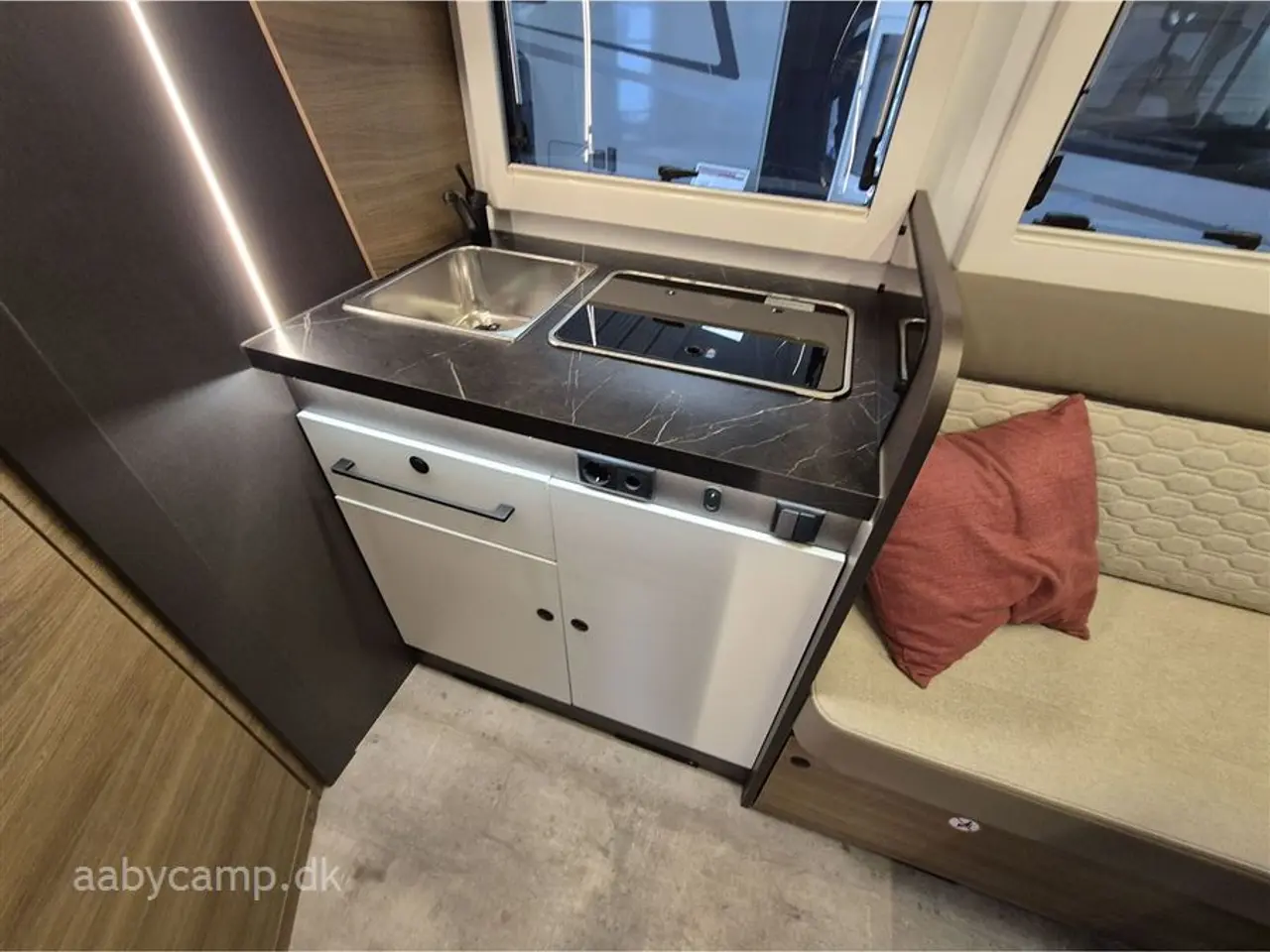 Billede 12 - 2027 - Benimar Yrteo 885 En lille veludstyret camper med et fantastisk rummeligt indre på kun 6,39 meter.