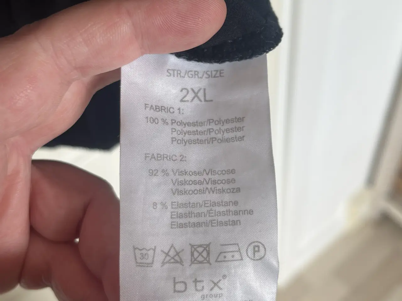 Billede 4 - Sort bluse med prikket krave fra Brandtex