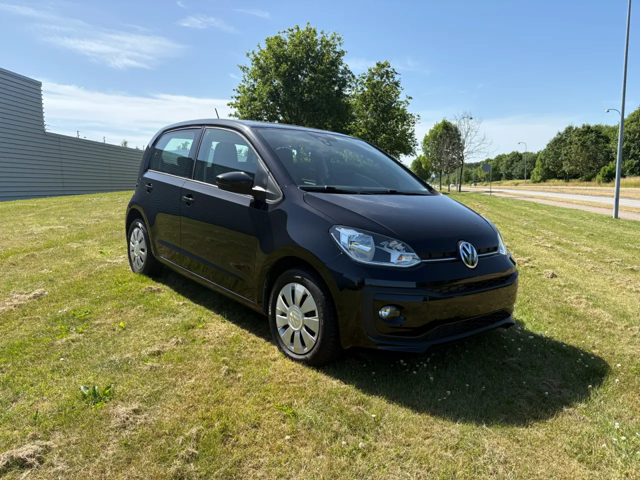 Billede 2 - VW UP med lavt km tal. 