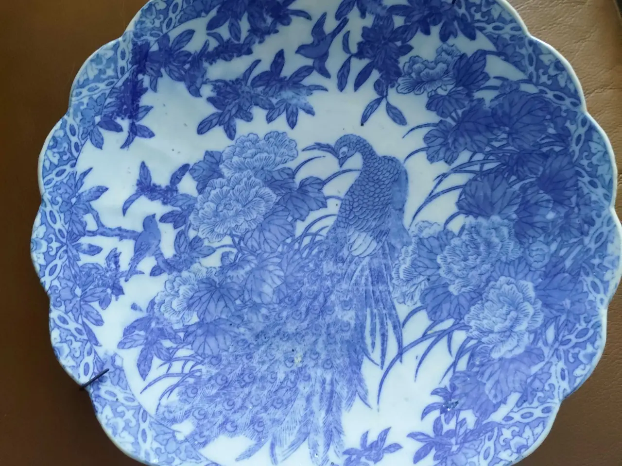 Billede 1 - 2 store blå-hvide porcelænsfade med påfuglemotiv.