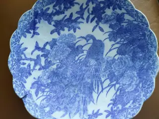 2 store blå-hvide porcelænsfade med påfuglemotiv.