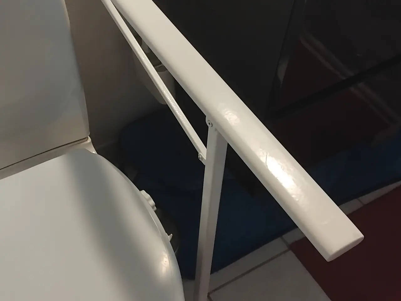 Billede 2 - MIA Toiletstøtte M4 Brugt, virker fin