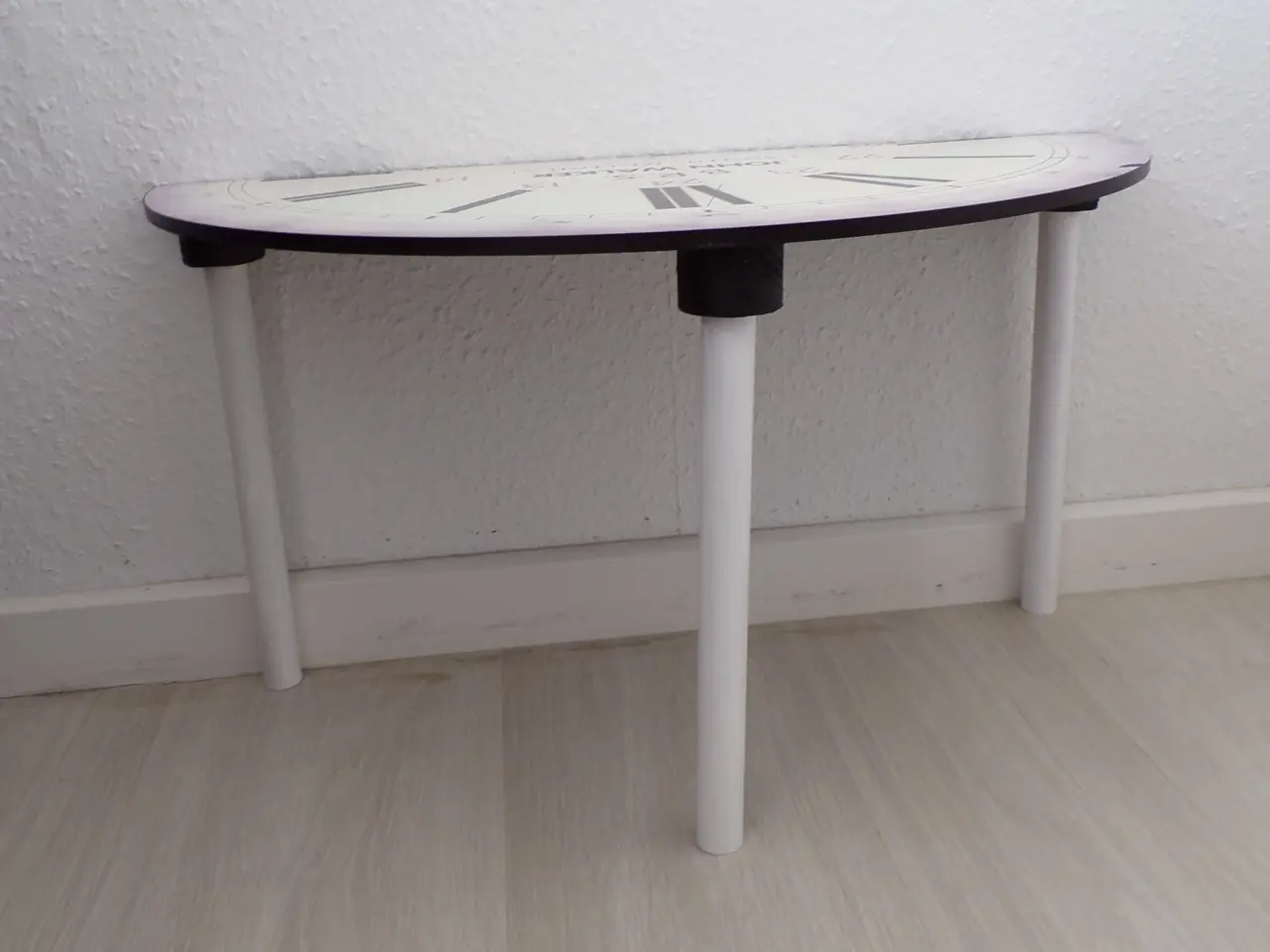Billede 4 - Indsatsborde / sengeborde.   Bordpladerne er en ur