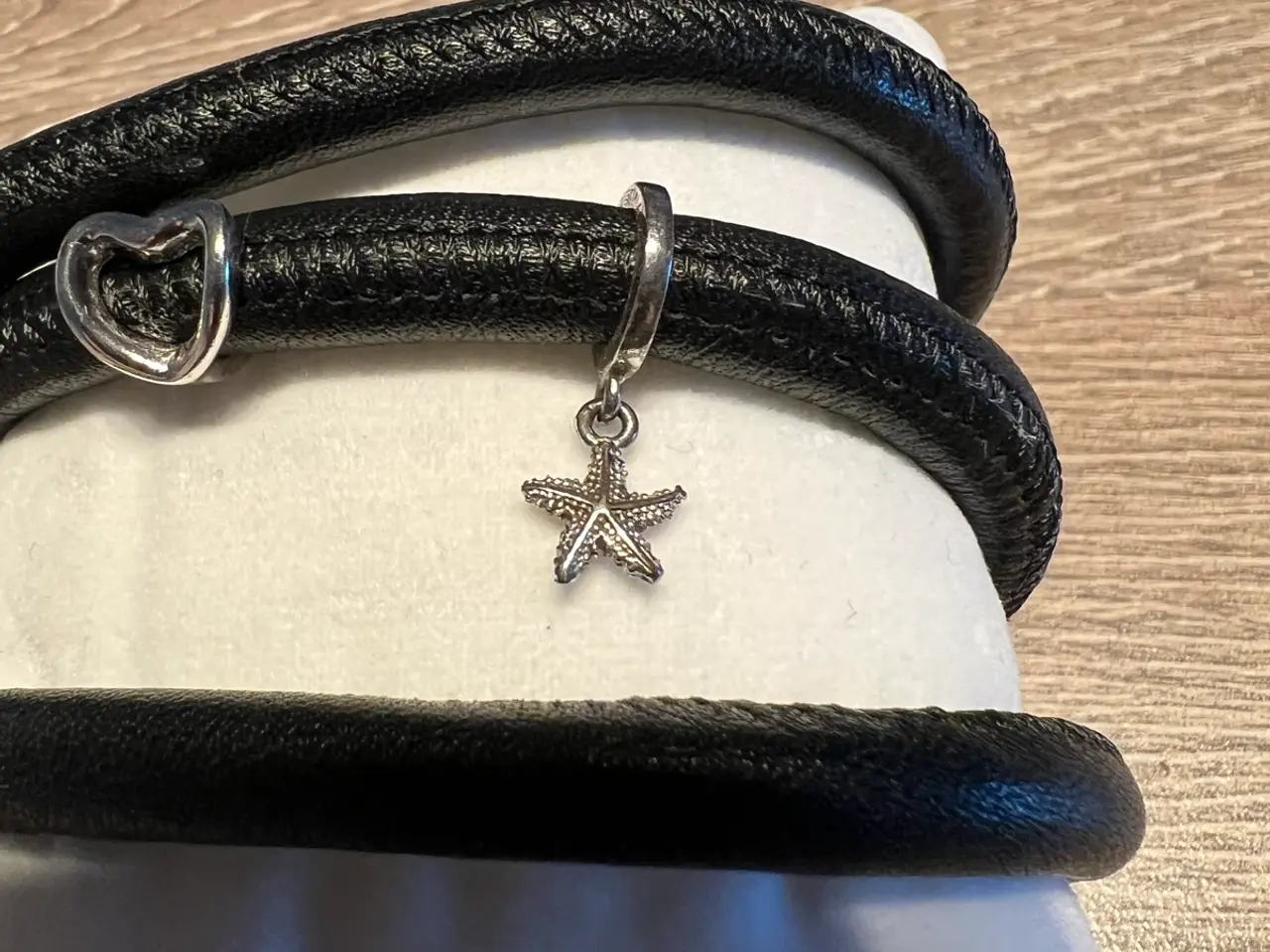 Billede 5 - Læderarmbånd og charms