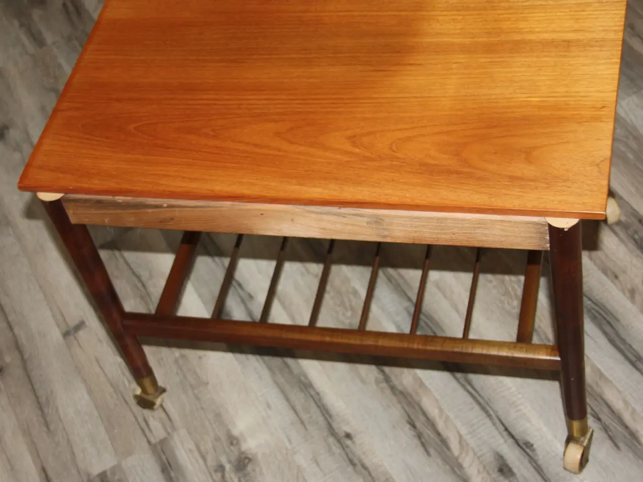 Billede 5 - Super flot teak træ tv/side bord med hjul defekt