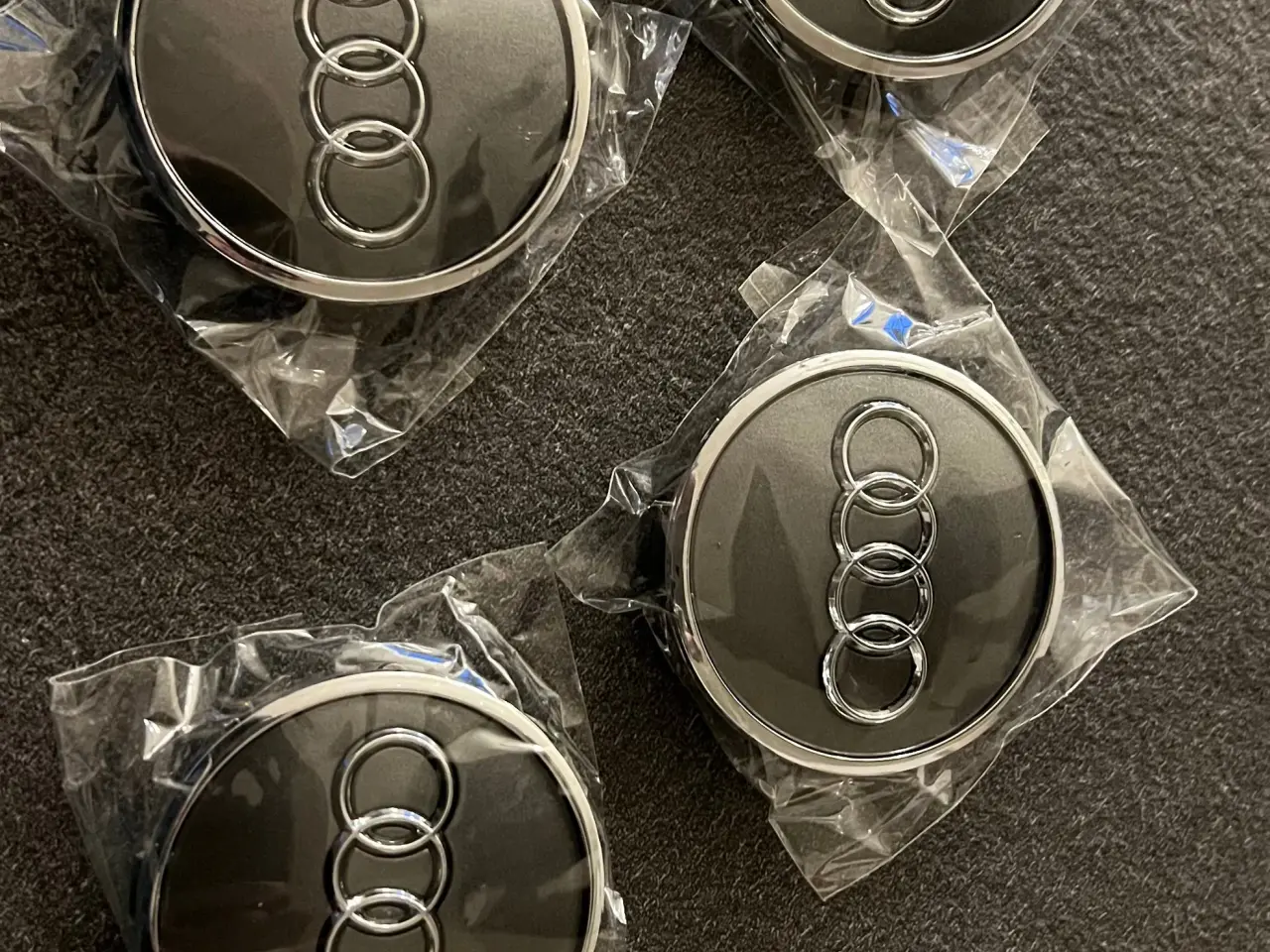 Billede 2 - Audi centerkapsler grå/ Krom 61/57mm