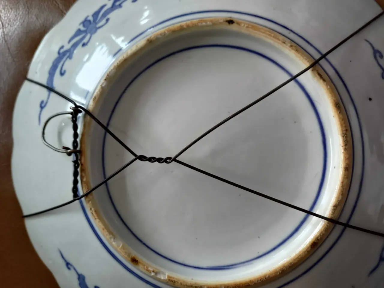 Billede 3 - 2 store blå-hvide porcelænsfade med påfuglemotiv.