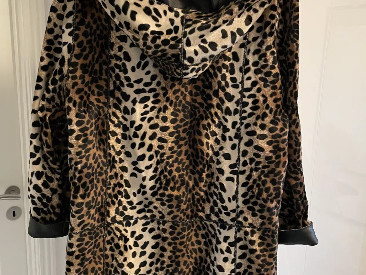 Billede 3 - Vendbar skindjakke sort skind / Leopard