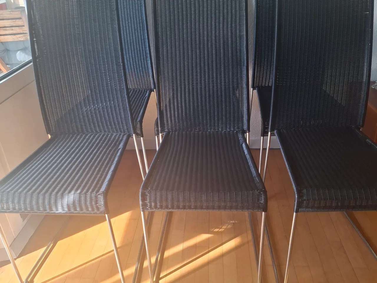 Billede 3 - 5+1 ILVA spisebordsstole i sort polyrattan.