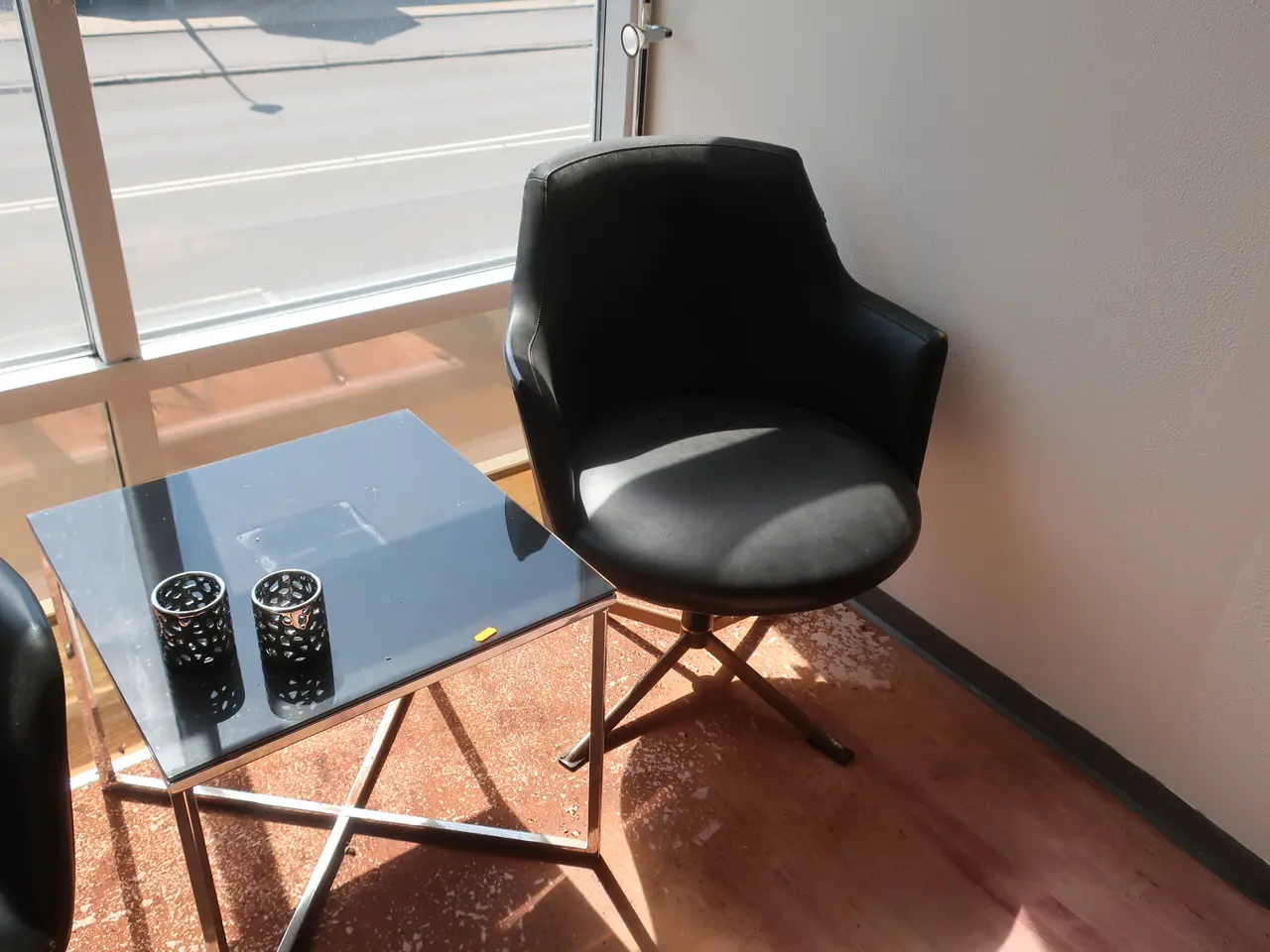 Billede 4 - 2 stk. loungestole, sidebord samt pendel