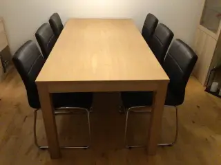 Spisebord i egetræ