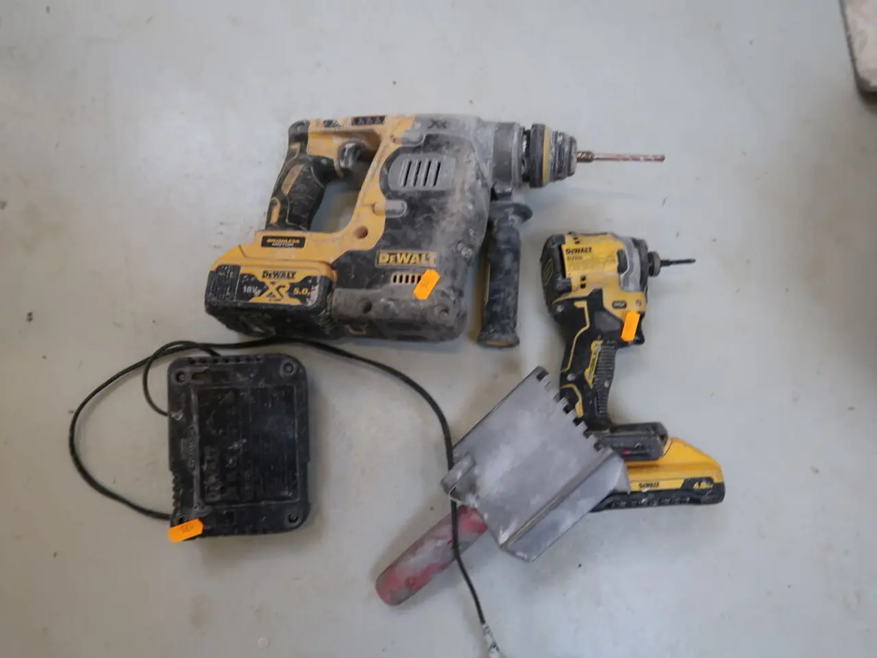 Billede 1 - 2 stk. akku håndværktøj DEWALT DCF850, DCH273 med 2 stk. batterier og lader