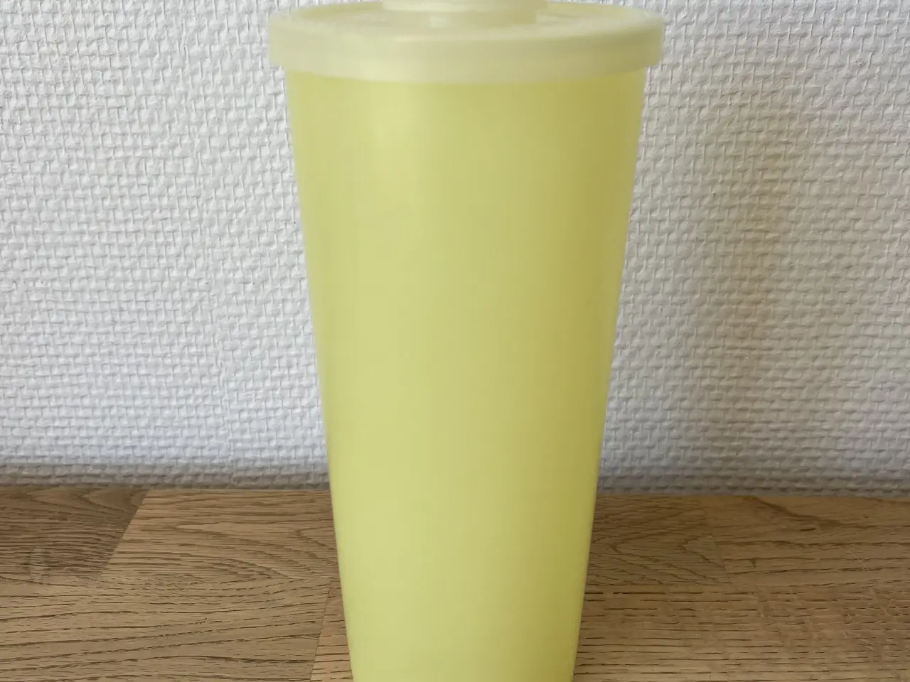 Billede 2 - Gul TUPPERWARE bøtte med låg og strø-indsats