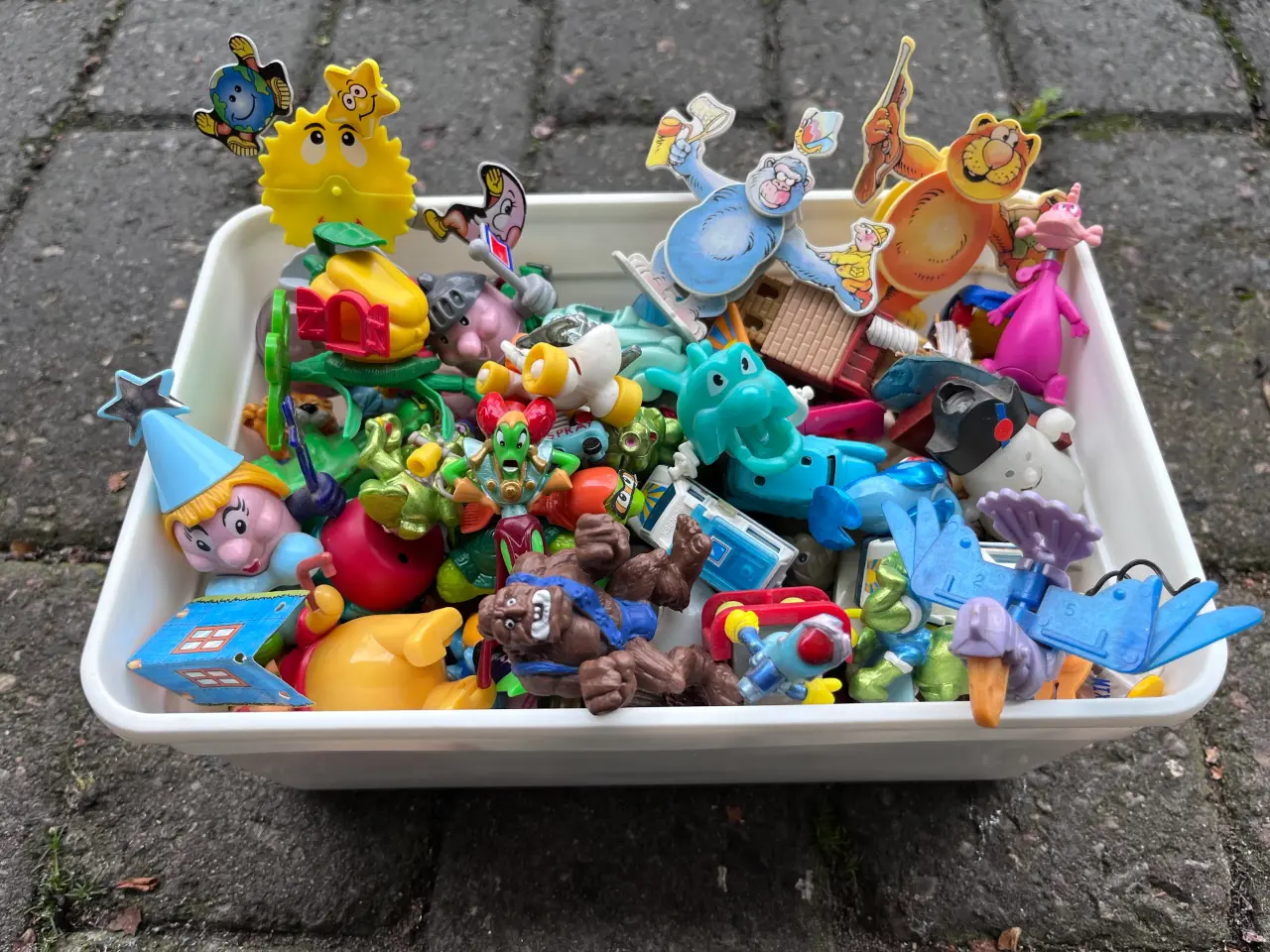 Billede 2 - Små “Kinderæg” figurer.