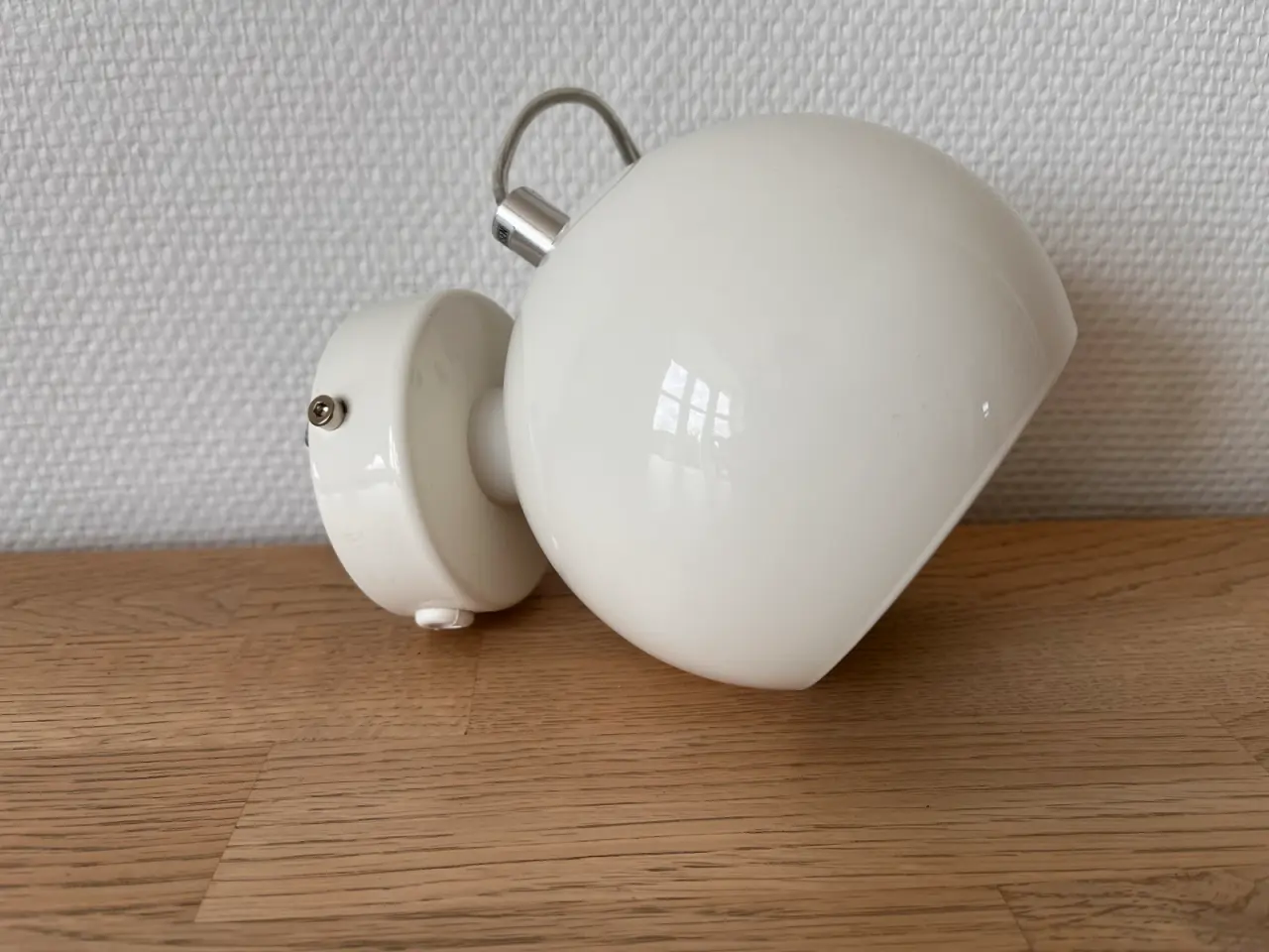 Billede 1 - Hvid retro BALL kuglelampe med magnet