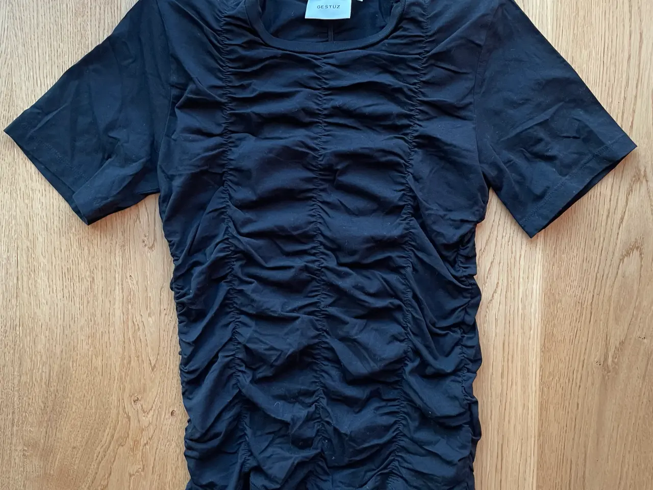 Billede 1 - Gestuz sort t-shirt