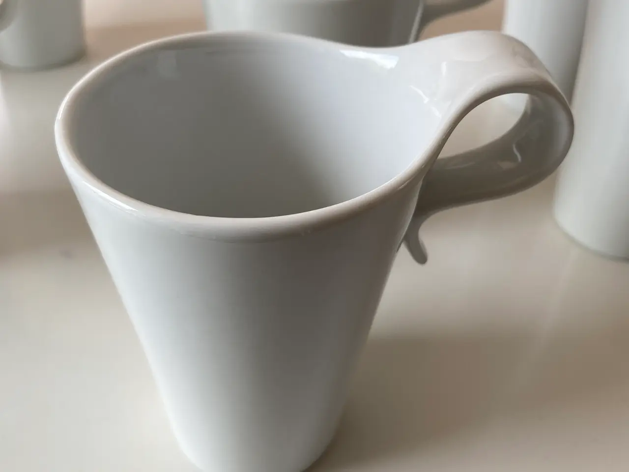 Billede 1 - hvide porcelænskrus fra Strand