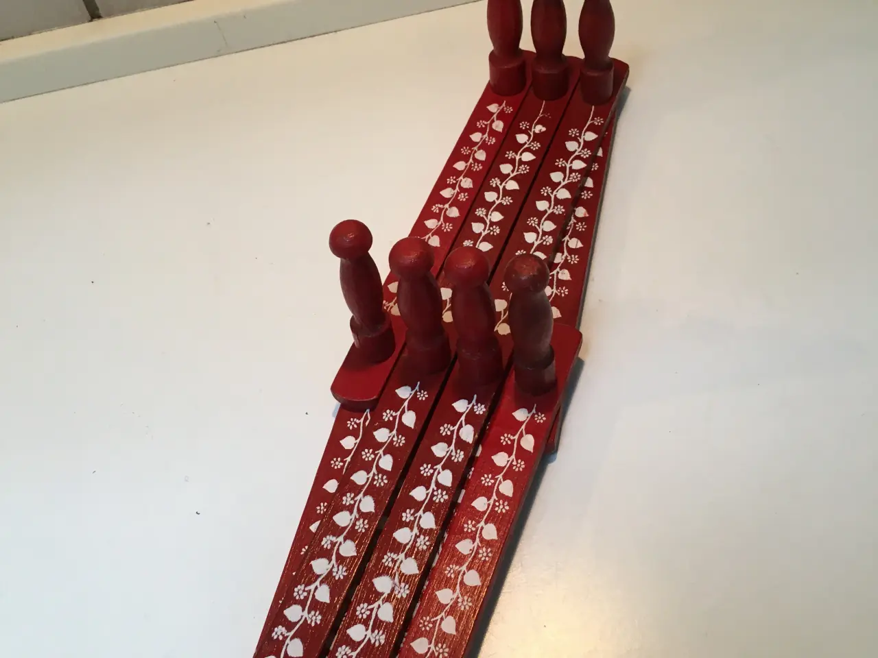 Billede 4 - Vintage knagrække rød med bladranker