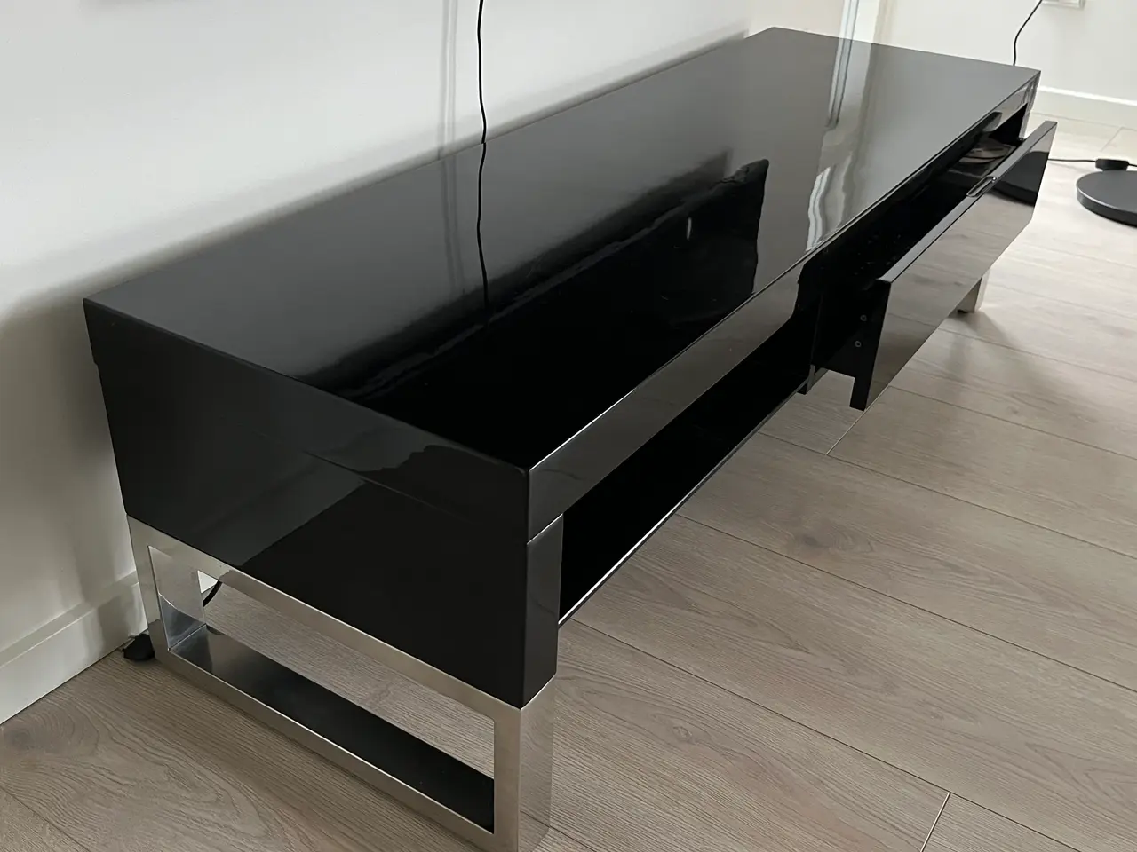 Billede 3 - Sort, blanklakeret TV-bord