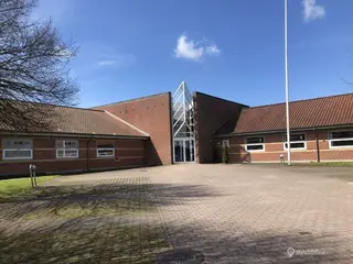 Kontorlokaler fra 13 m2 i flerbrugerhus ved motorvejsafkørsel