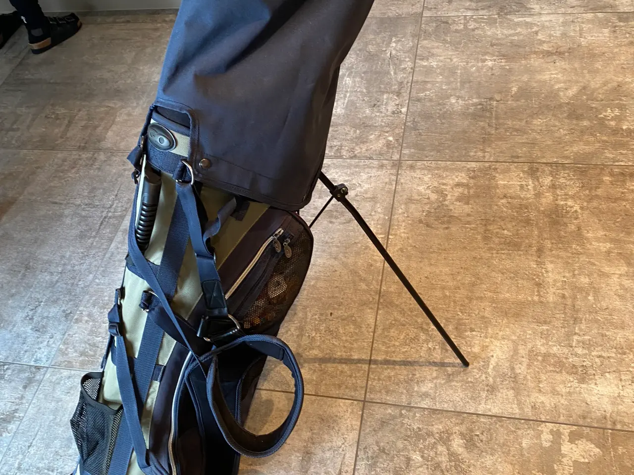Billede 3 - Golfback med regnslag, tee og bolde m.v.