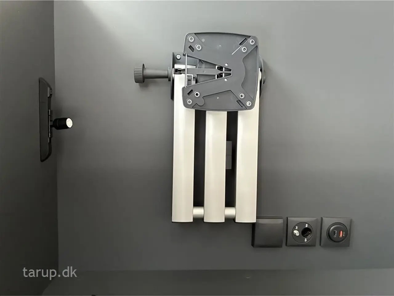 Billede 12 - 2026 - Adria Adora 522 UP Dobbeltsengsvogn, rundsiddegruppe, el-gulv-varme, stort 142L KOMPRESSOR køleskab, TV-holder, stabilisator, Adria Smartbox, glasfibertag