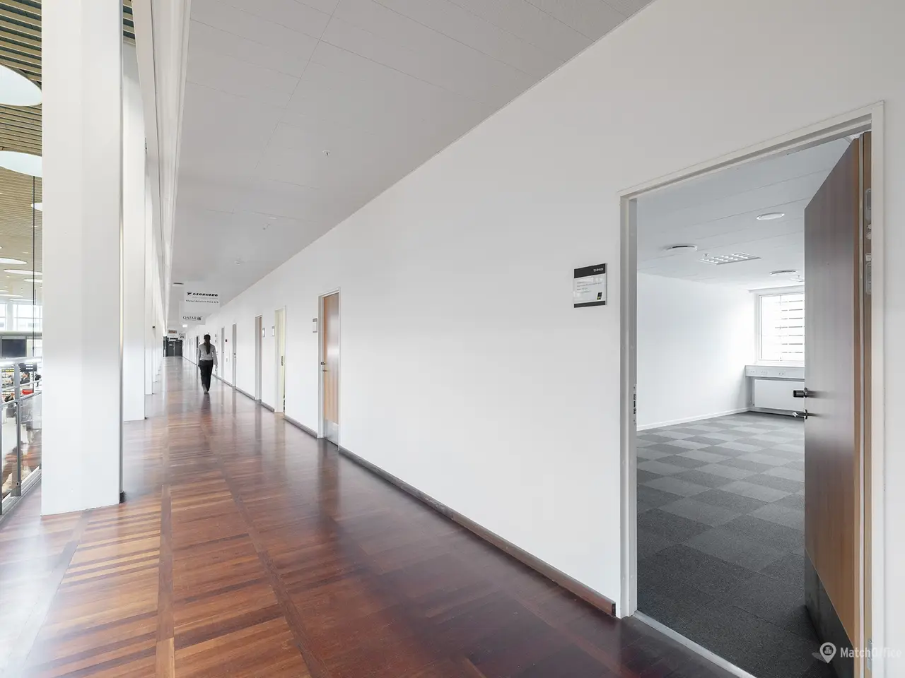 Billede 3 - Kontor i hektiske Terminal 2