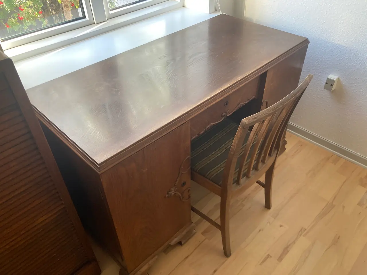 Billede 2 - Skrivebord incl. stol