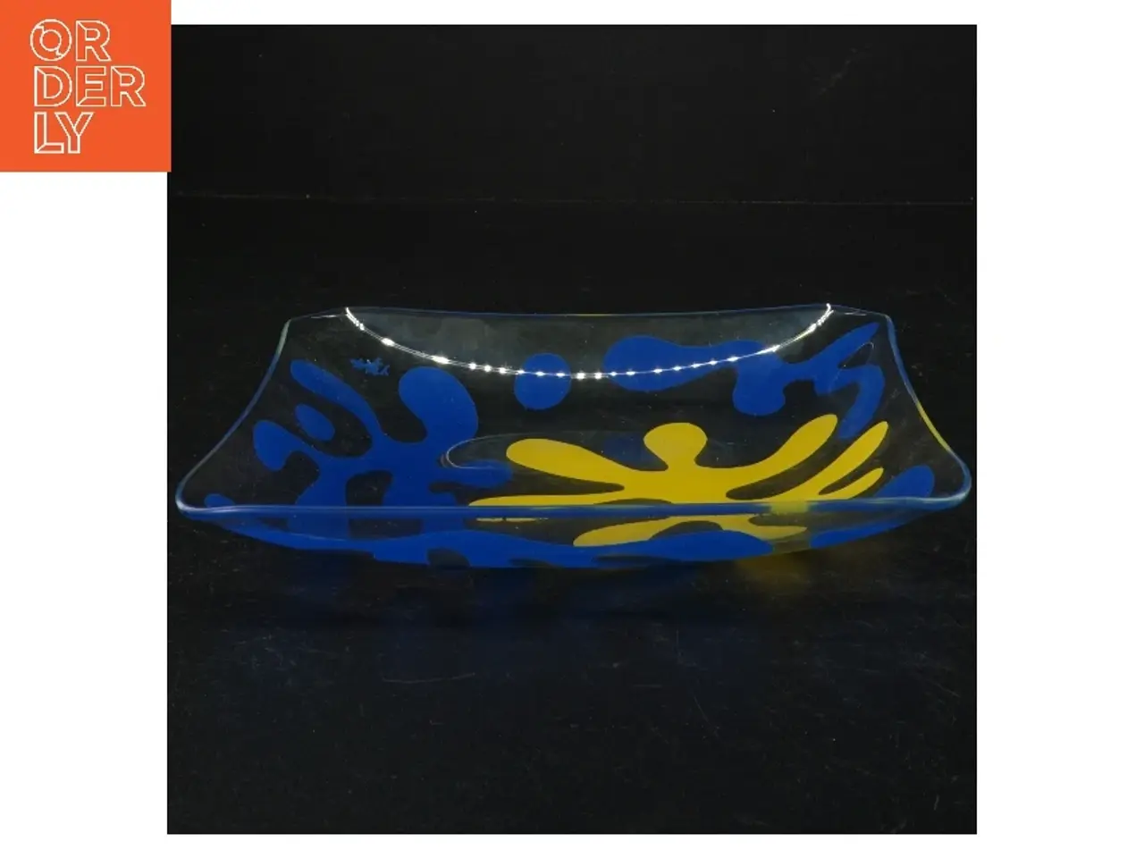 Billede 1 - Glasfad med blå og gul dekoration (str. 19 x 19 cm)