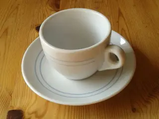 Gl. kaffekop, lige til tallerkenrækken