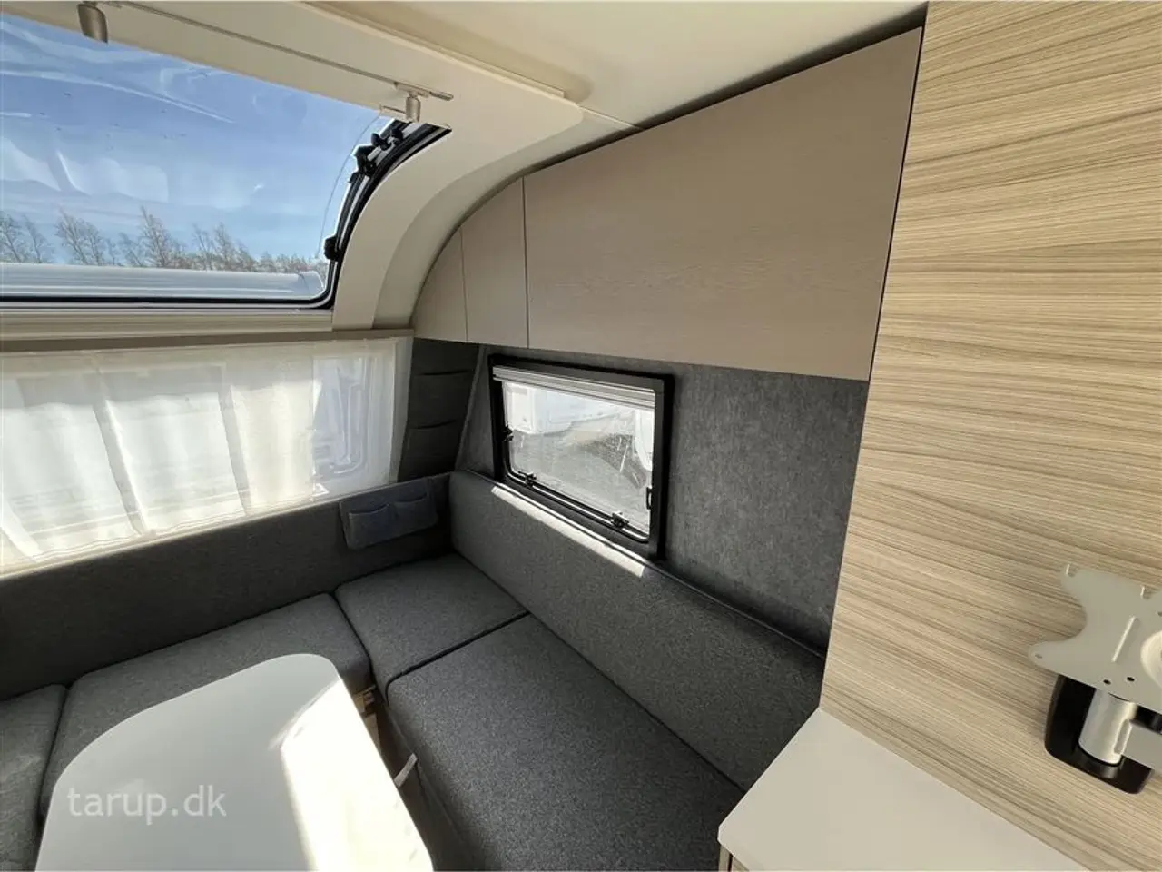 Billede 7 - 2026 - Adria Altea 362 LH   Enkeltsenge m/udtræk, rundsidde-gruppe, panorama vindue, el-gulv-varme, TV-holder,  stort 142 l. køleskab/ fryser