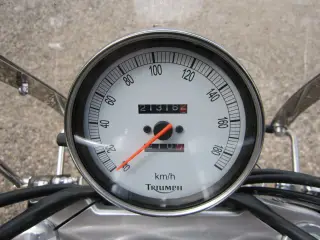 Triumph bonneville amerika