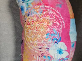 Halvmåne meditationspude fra Spirit of Om