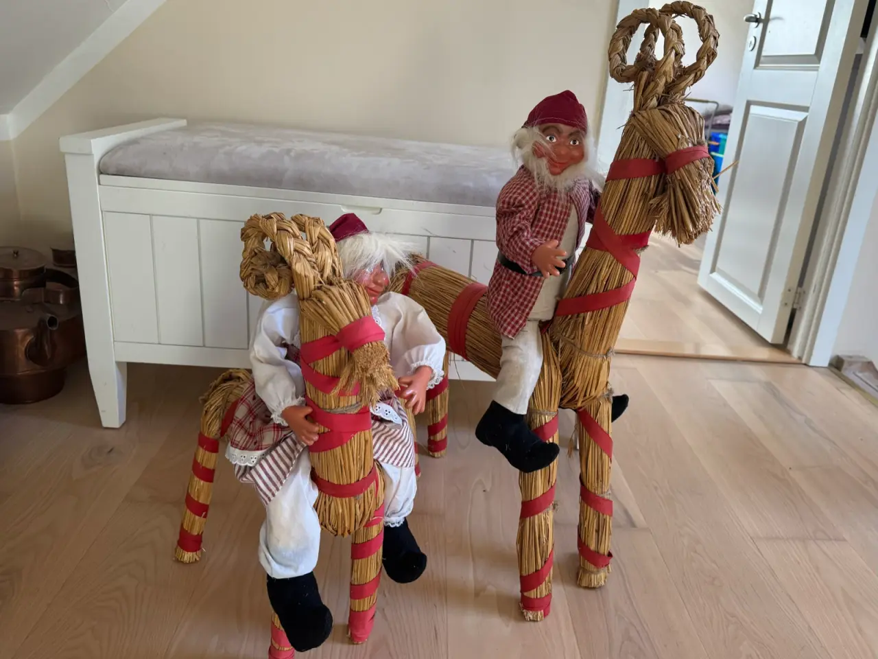 Billede 1 - To ældre julebukke med nisser