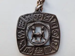 Kæde med stjernetegn i tin Pewter Norway