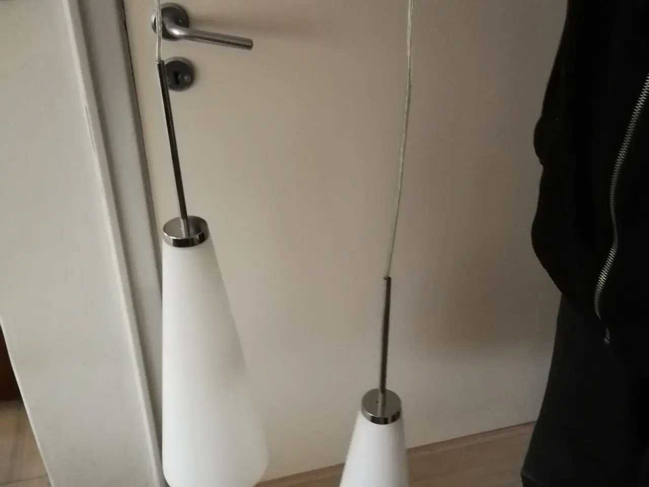 Billede 1 - Hængelampe med 2 mælkehvide glasskærme.