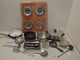 Gammelt børnekøkken bliklegetøj. Mange dele.