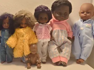 5 stk vintage dukker med mørk hud.