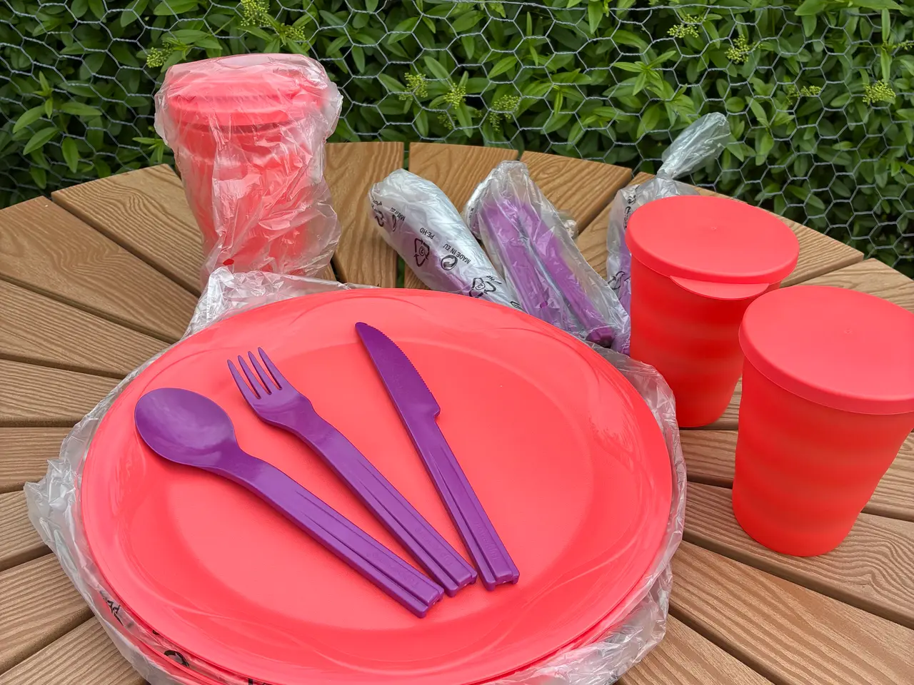 Billede 4 - Tupperware picnic sæt tallerkener, krus og bestik